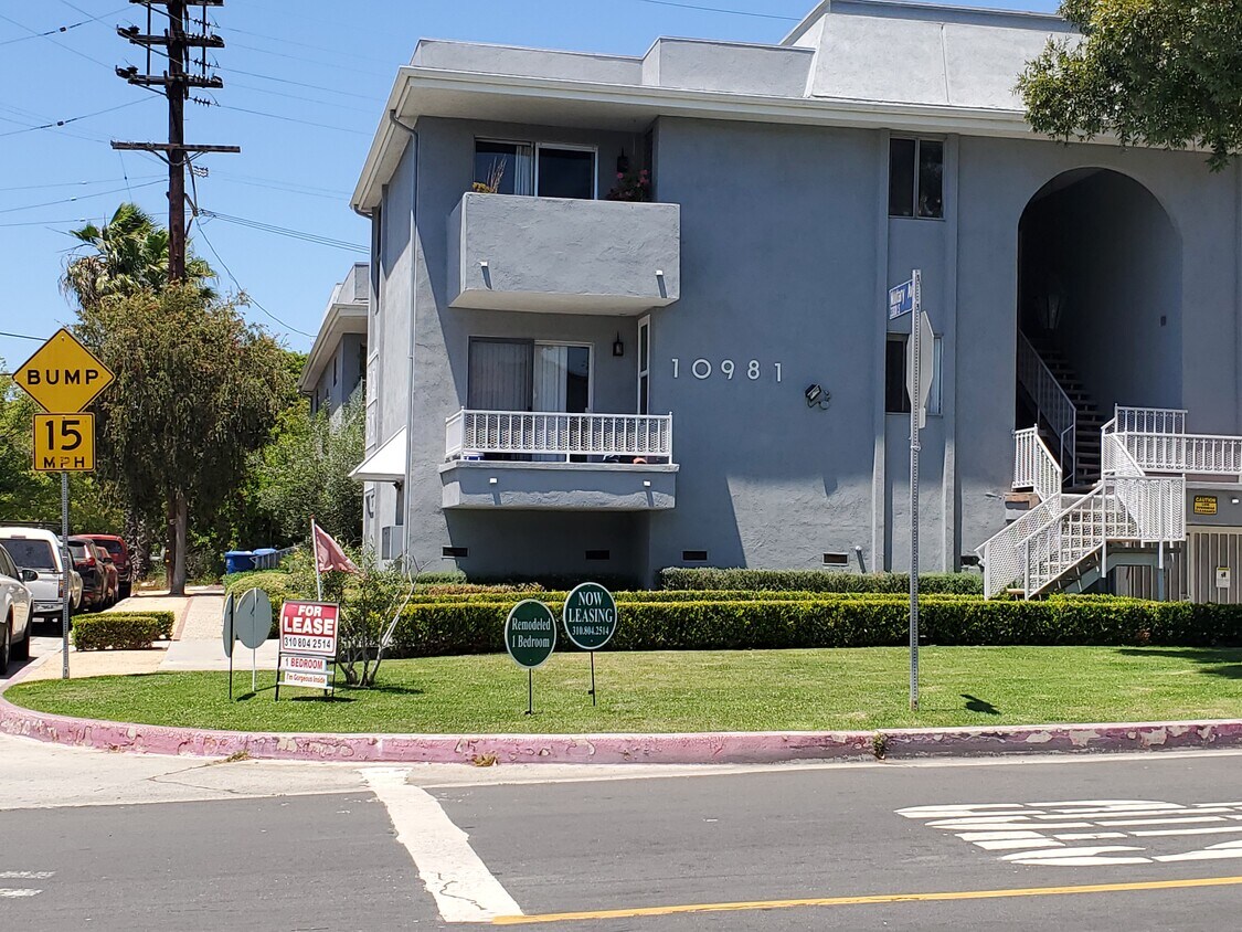 Primary Photo - 10981 Rose Ave