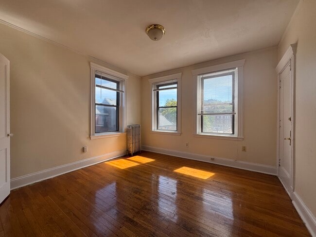 Building Photo - 352 Riverway