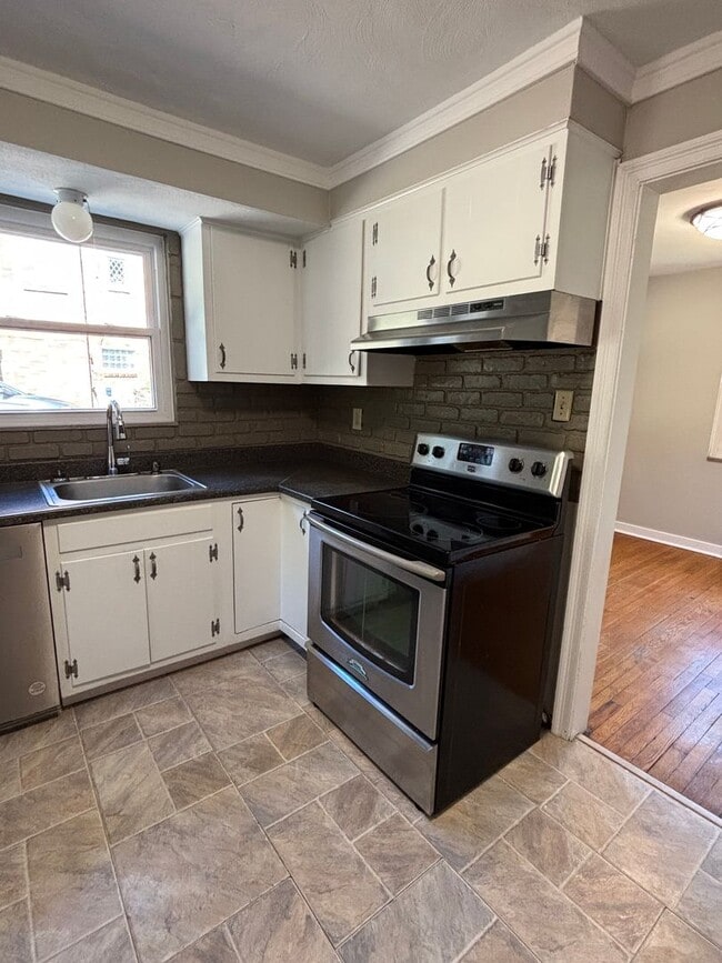 Building Photo - 4 Bedroom Home in Pleasant Hills! - Availa...