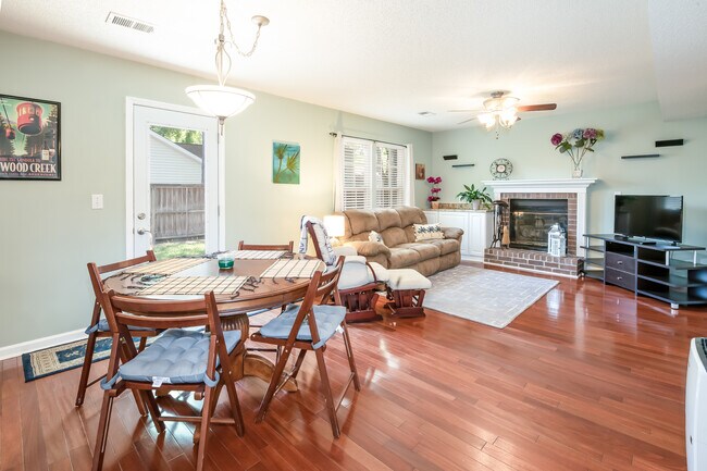 Foto del edificio - 2785 Flower Creek Way