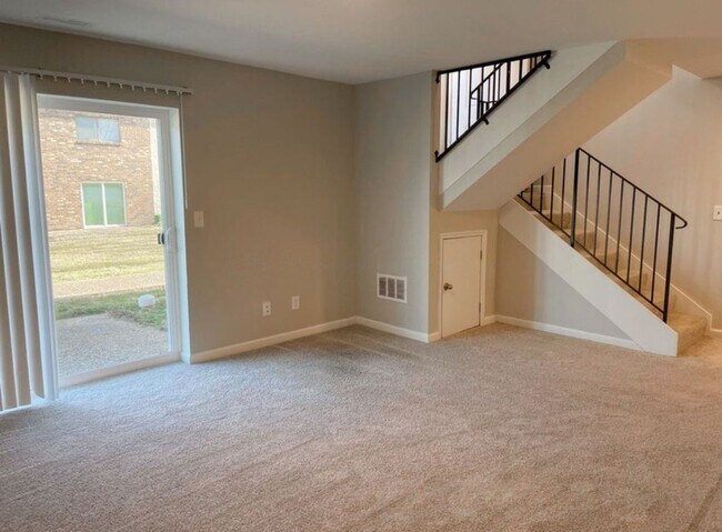 Foto del edificio - 325 Carmel Woods Dr