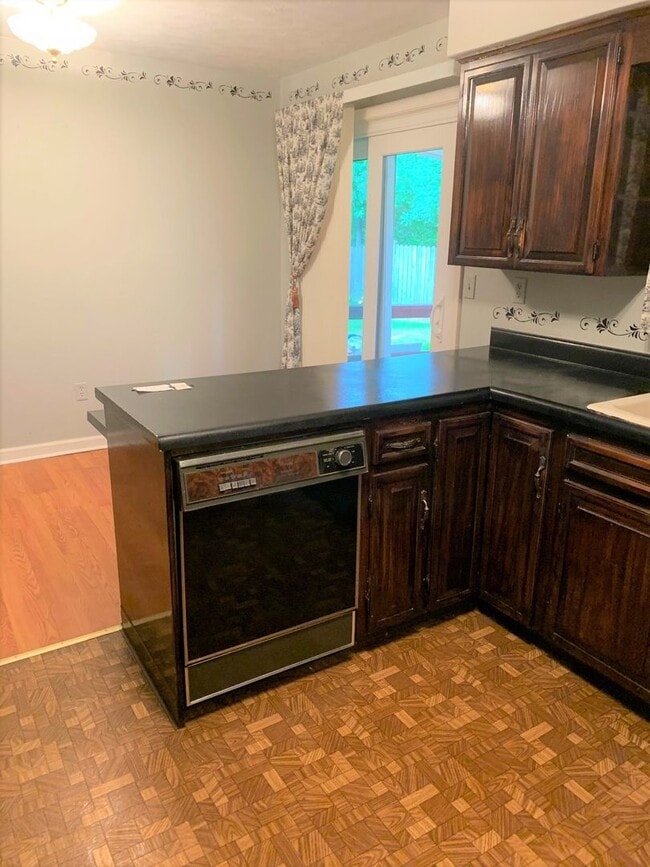 Building Photo - 3 Bedroom / 2 Bath Brick Home Johnson City...