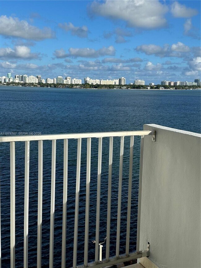 Foto del edificio - 7545 E Treasure Dr