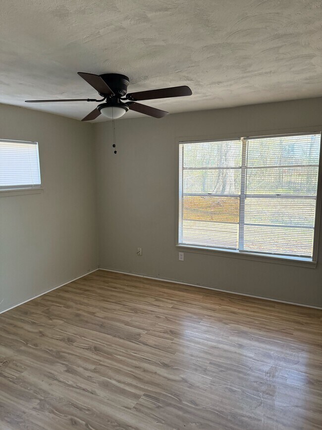 Foto del edificio - 332 N Flag Chapel Rd