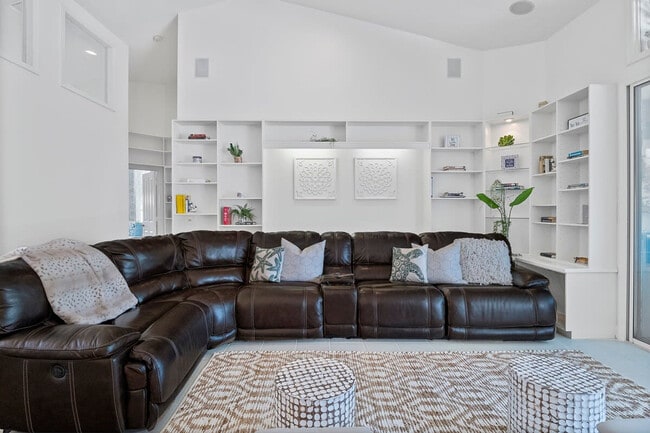 Building Photo - 13 Cleveland Ct