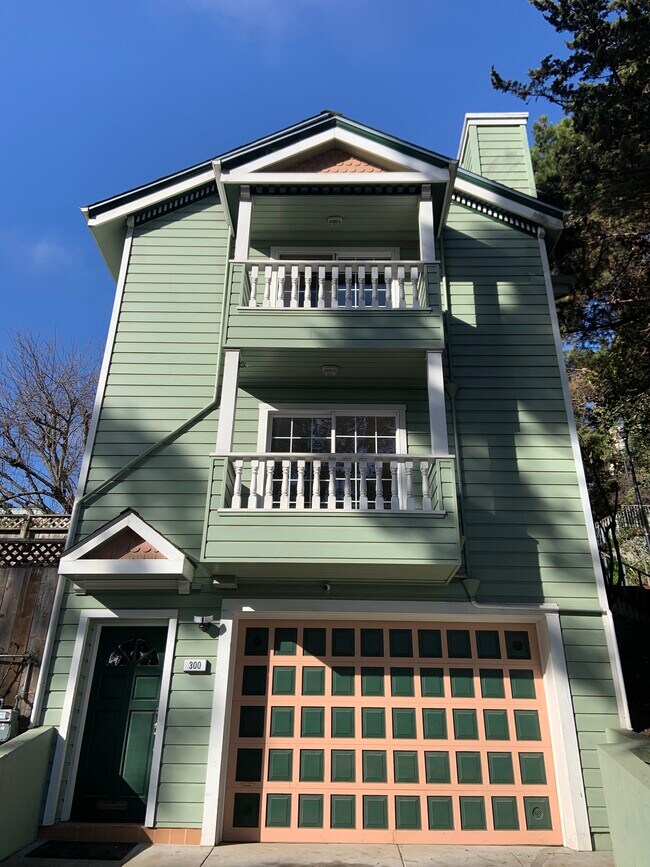 Building Photo - 300 Holladay Ave