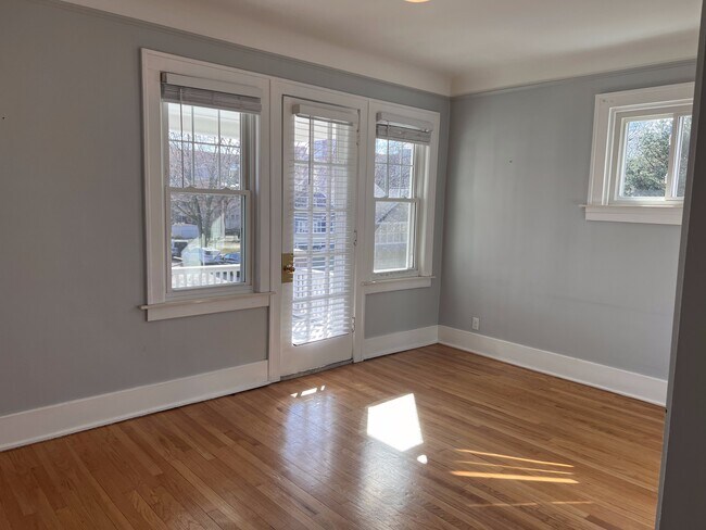 Sala de estar con puerta a la terraza. - 210 S Laurel St