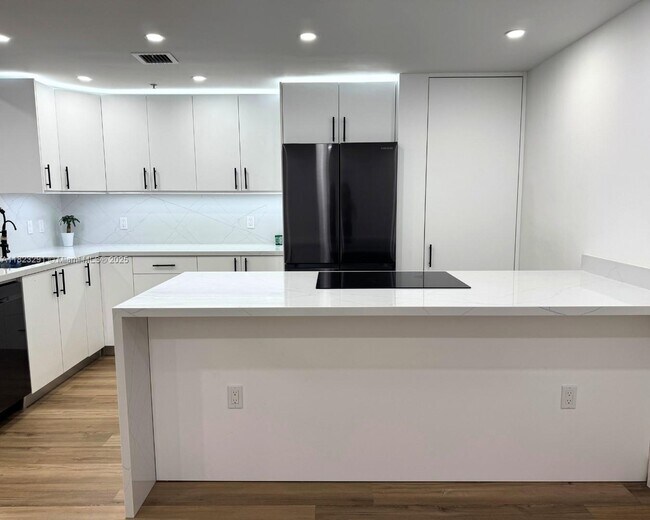 Foto del edificio - 6630 NW 114th Ave