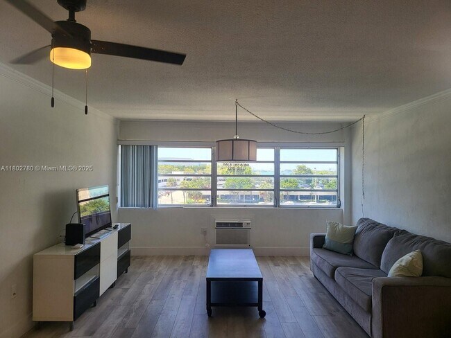 Foto del edificio - 220 Kings Point Dr