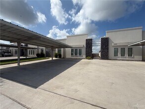 Building Photo - 2022 Summerland Ln