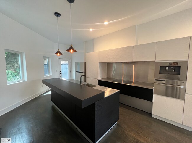 Foto del edificio - Edgy 3 Bedroom 2 Bathroom Stunning House