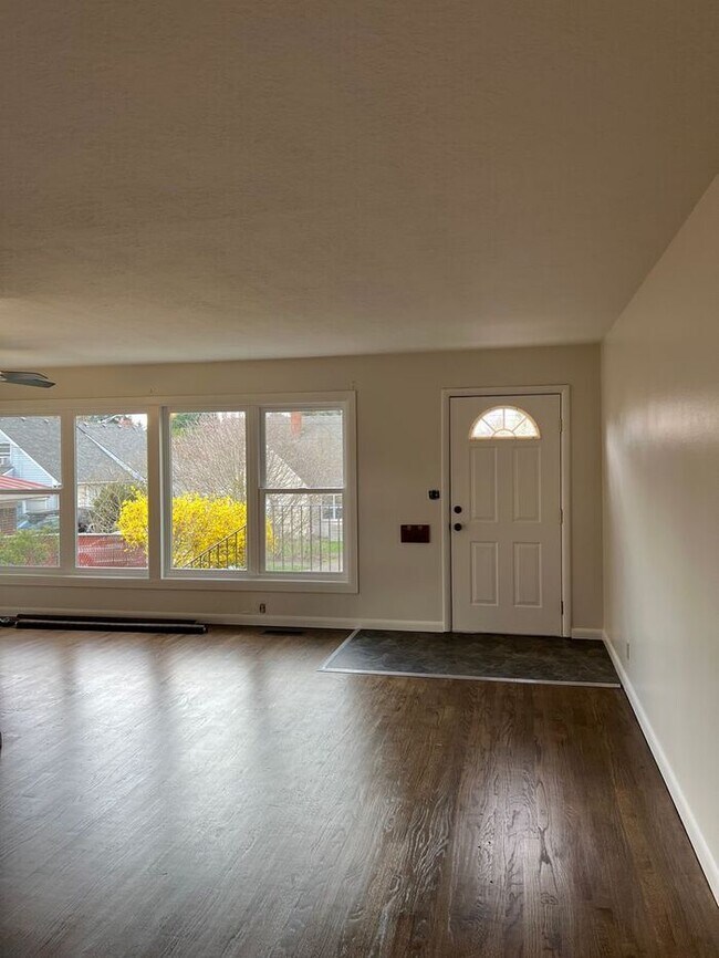 Foto del edificio - Sun-Drenched Mt. Tabor Home with Massive Yard & Oversized Shop-Garage!