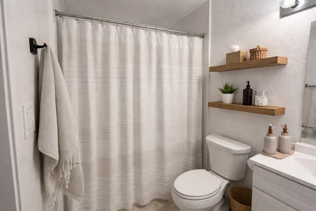 Foto del edificio - 2 Bedroom Condo in Orange