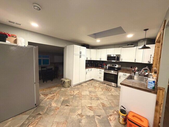 Amplia cocina con espacio de almacenamiento - 18619 S State Route D