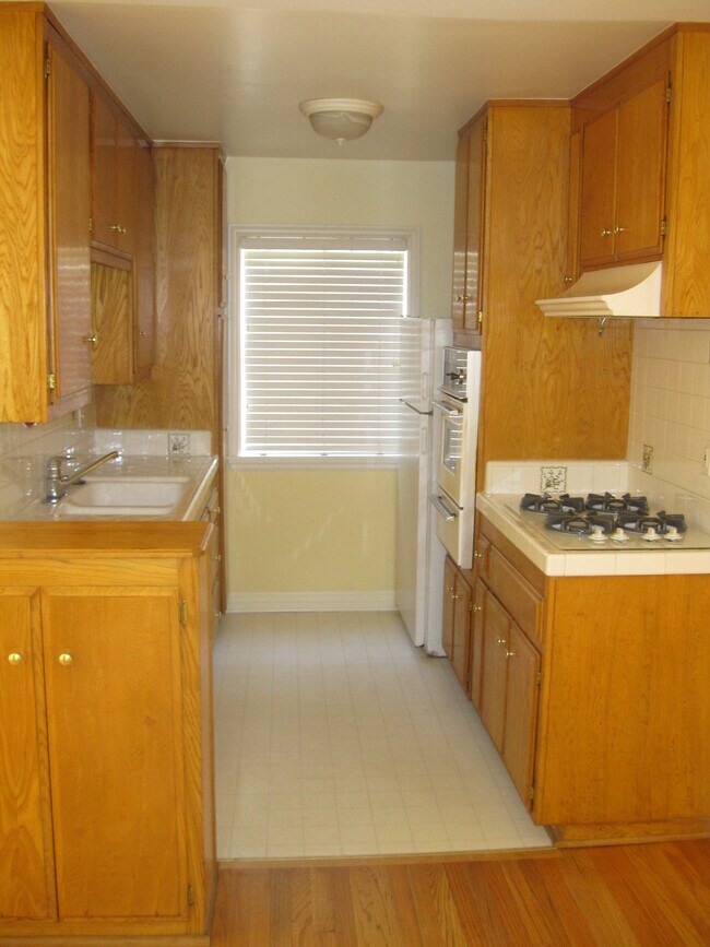 Building Photo - 3672 Watseka Ave