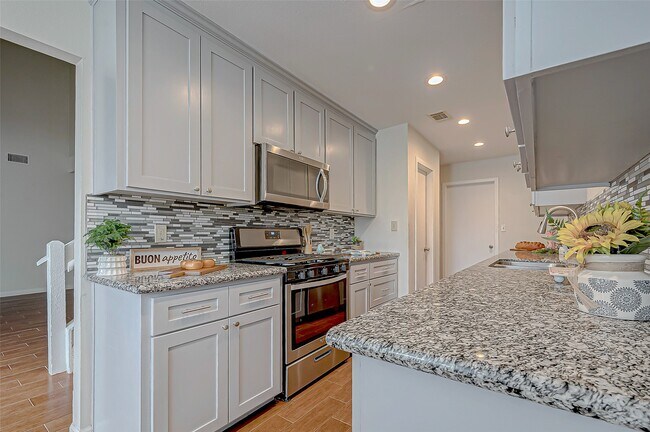 Foto del edificio - 2022 Highland Hills Dr