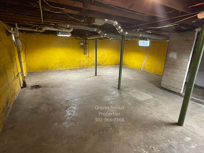 Building Photo - 2716 Wyandotte Ave