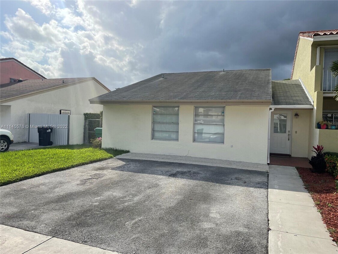 Primary Photo - 936 SW 118th Ct