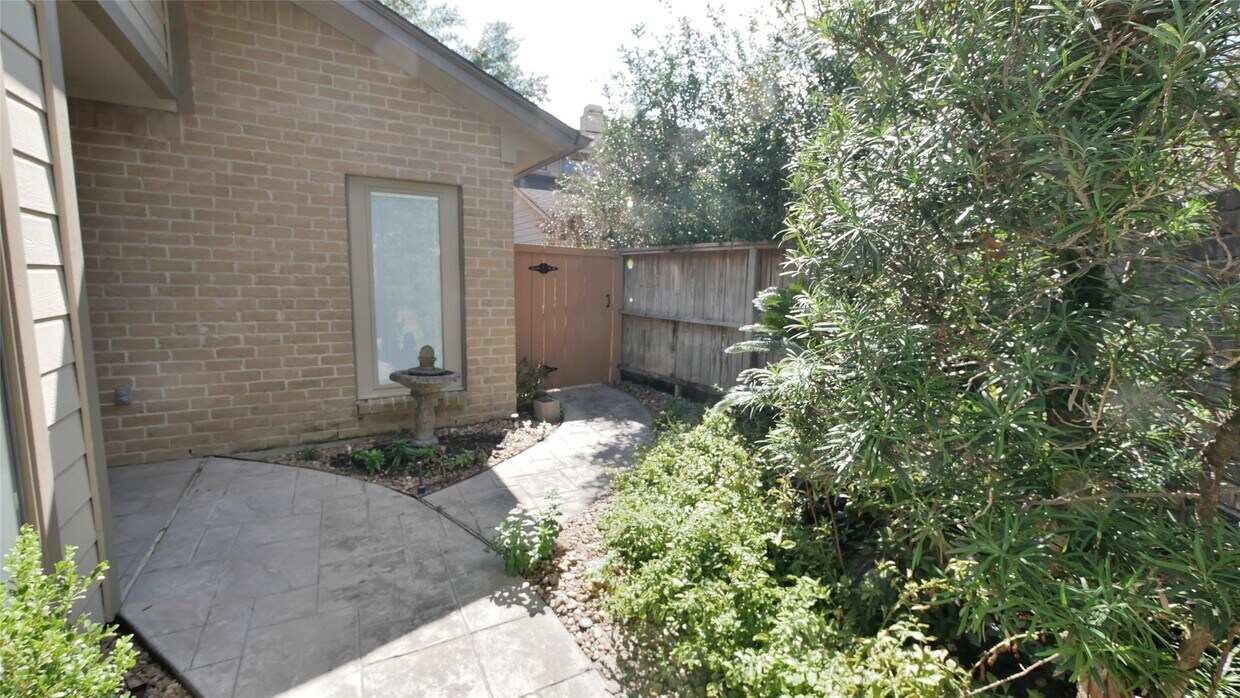 Foto principal - 8003 Oakwood Forest Dr