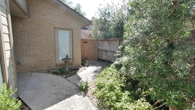 Foto del edificio - 8003 Oakwood Forest Dr