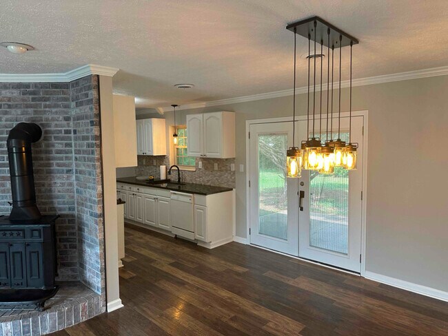 Building Photo - 912 Brentwood Dr