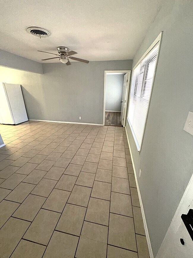 Foto del edificio - NEW IN MANAGEMENT - AVAILABLE NOW!