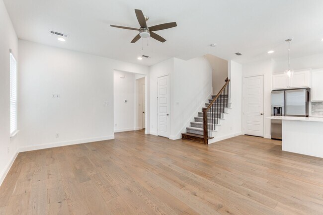 Building Photo - Modern 3 Bedroom / 2.5 Bath Townhome in Fo...