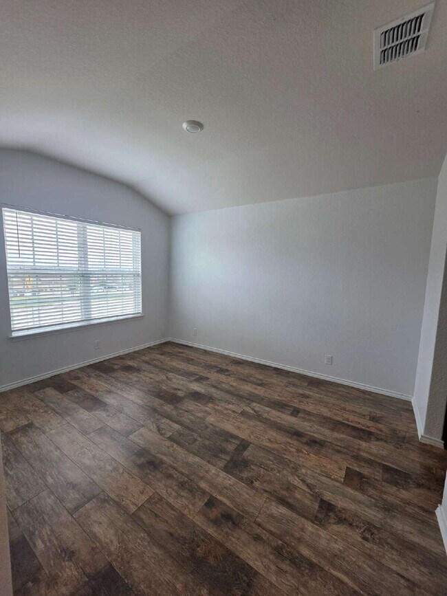 Building Photo - Ready Now – Freshly Painted & Move-In Ready!