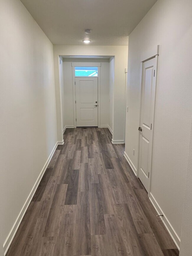 Building Photo - $2,700 - Nice Three-Bedrooms, Two-Baths Ca...