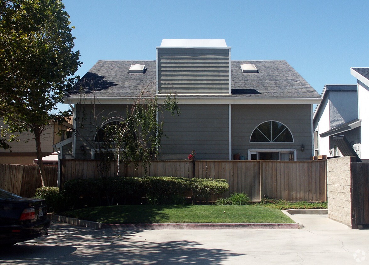 Building Photo - 236 Avocado St