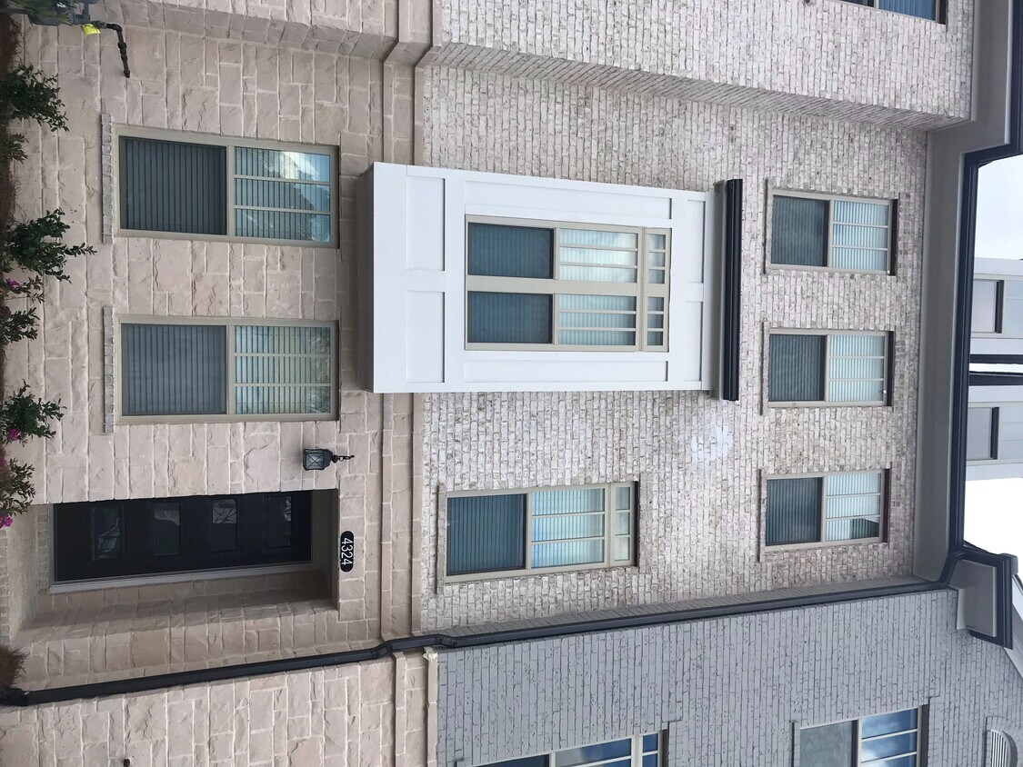 Foto del edificio - 4324 Parkside Pl
