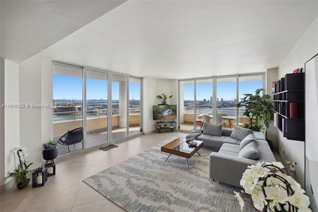 Building Photo - 808 Brickell Key Dr