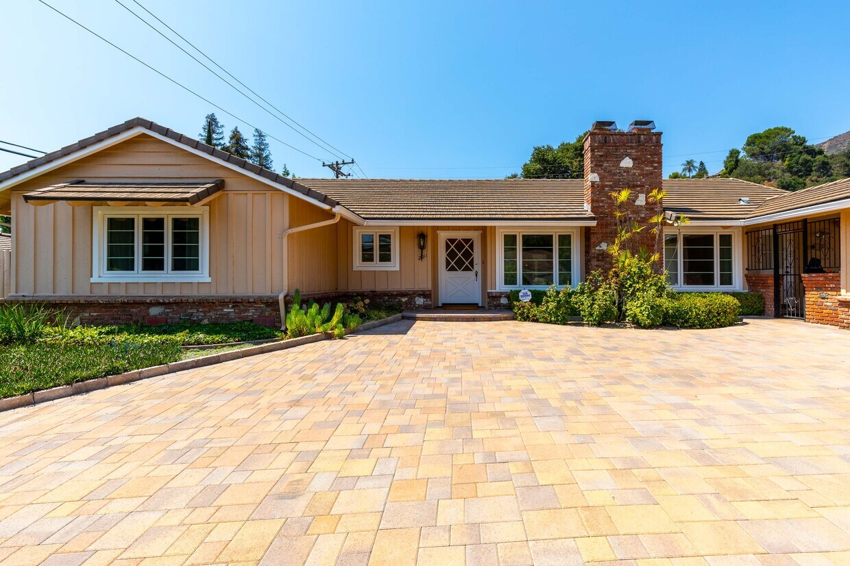 Primary Photo - 2011 Canyon Rd