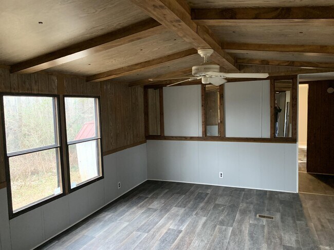 Building Photo - 6693 Skyview Dr