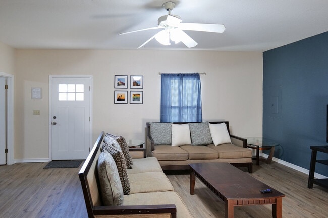 Foto del edificio - 10201 Shane Dr