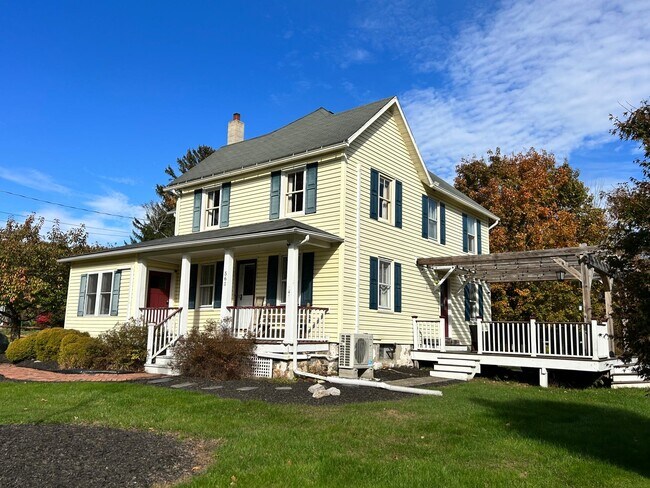 Building Photo - 561 Shooktown Rd