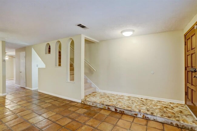 Building Photo - 10778 Briar Forest Dr