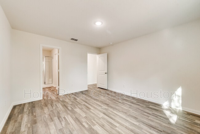 Building Photo - 5513 Bacher St