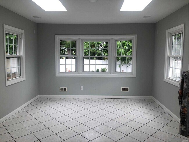 Building Photo - 273 Old Westbury Rd
