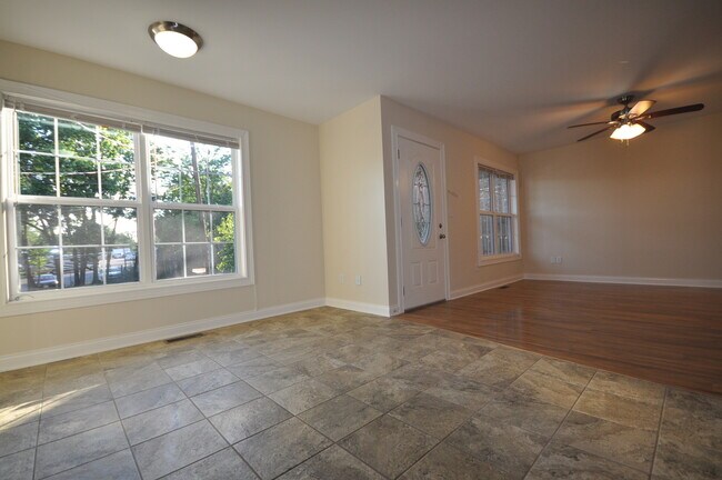 Foto del edificio - Pink Star- Pre-Leasing Now for the Fall Se...