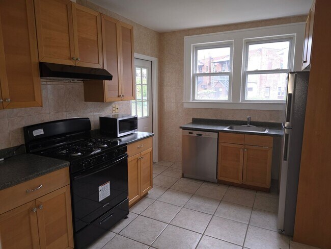 Building Photo - 3 bedroom in sought after Nutley