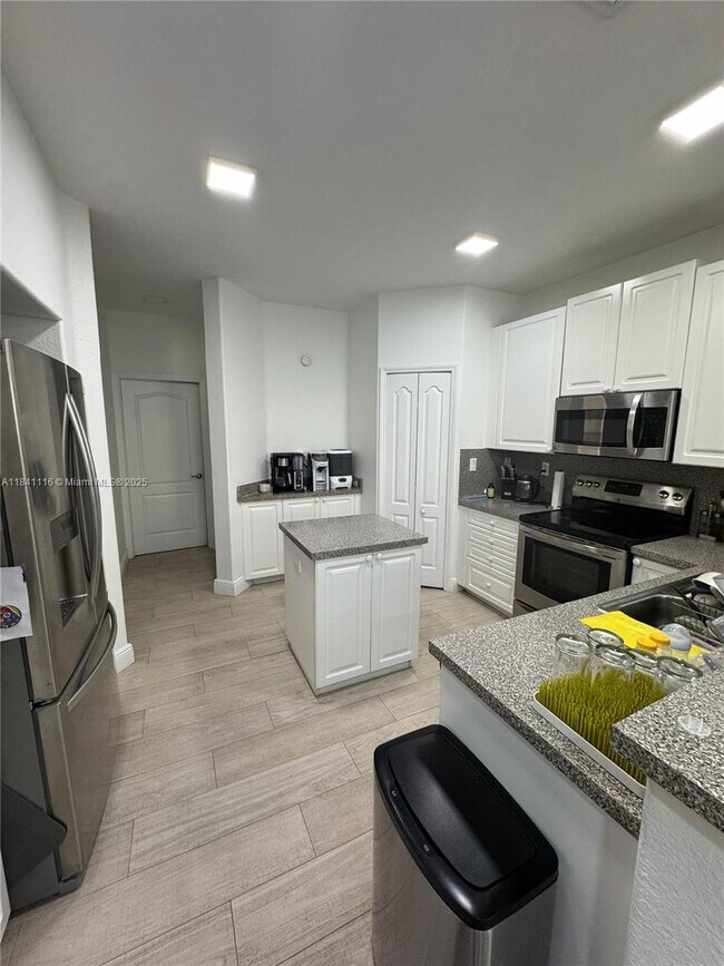 Foto del edificio - 5444 NW 112th Pl
