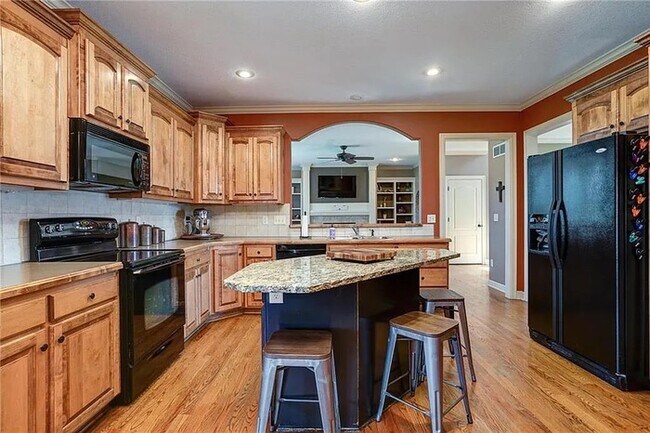 Building Photo - Large open and bright 4 bedroom 3.5 bath home