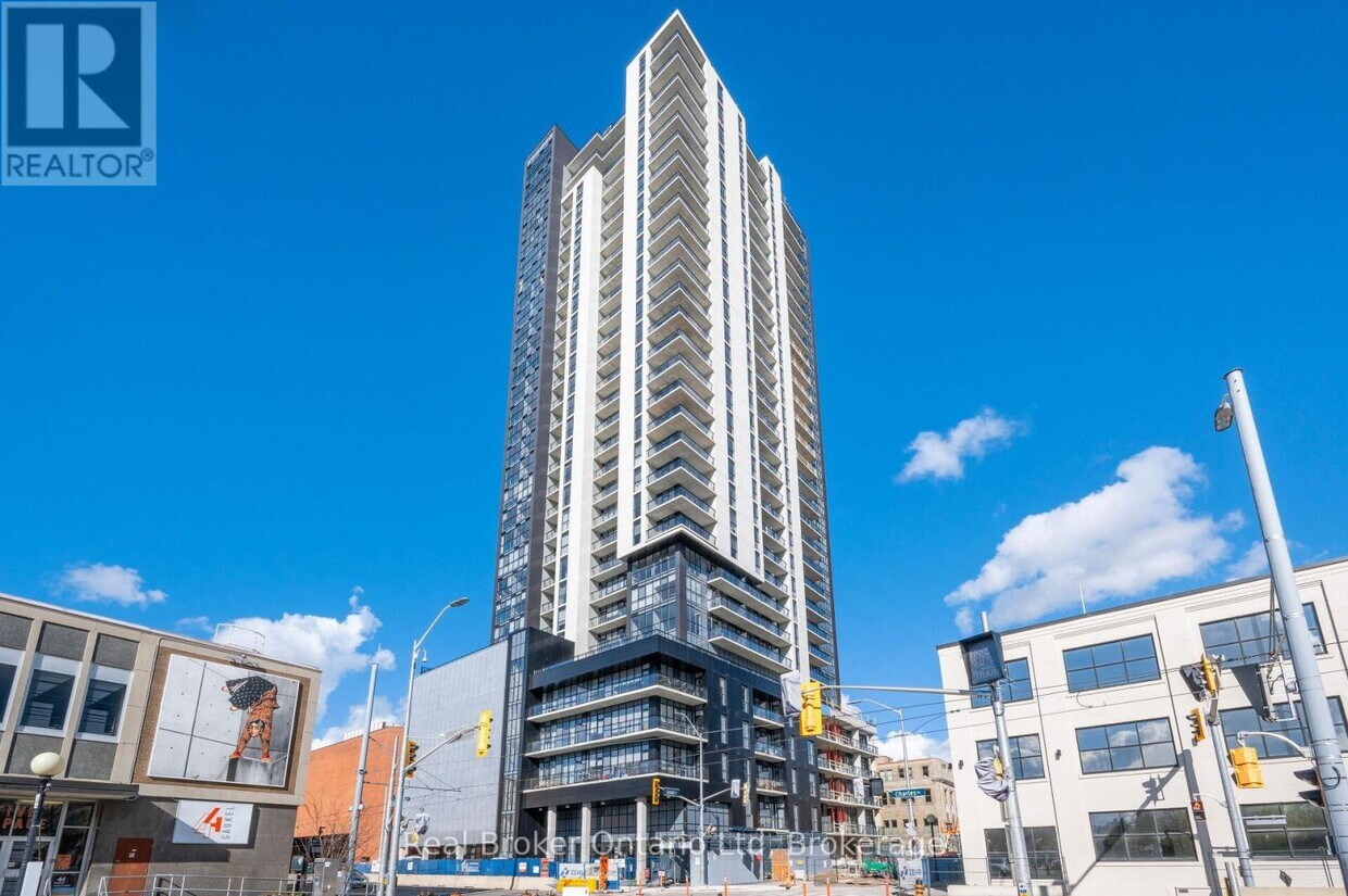 Photo principale - 60 Charles St W