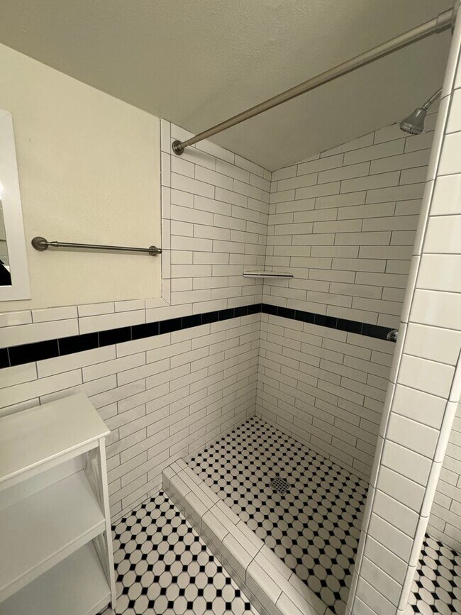 Building Photo - Remodeled Studio Apartment near Downtown Bend!