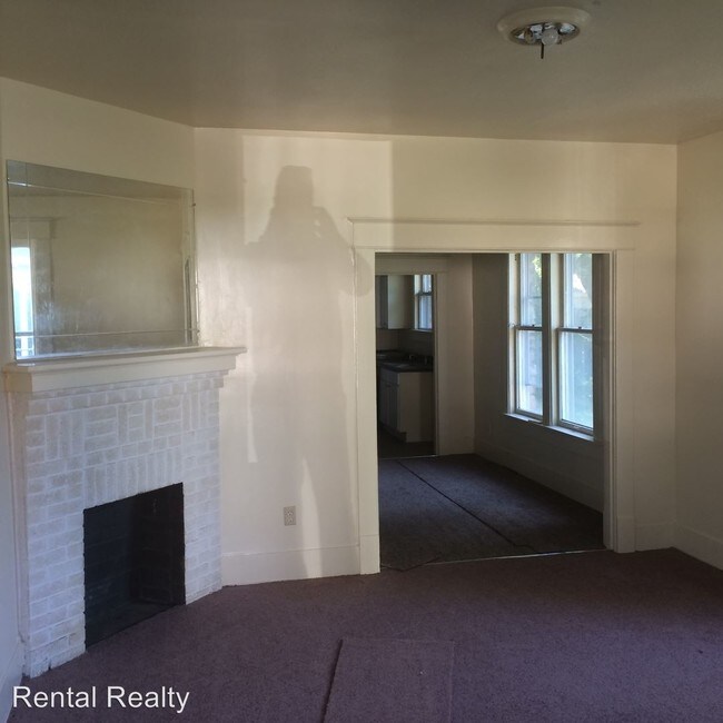Building Photo - 1702 Schaer St