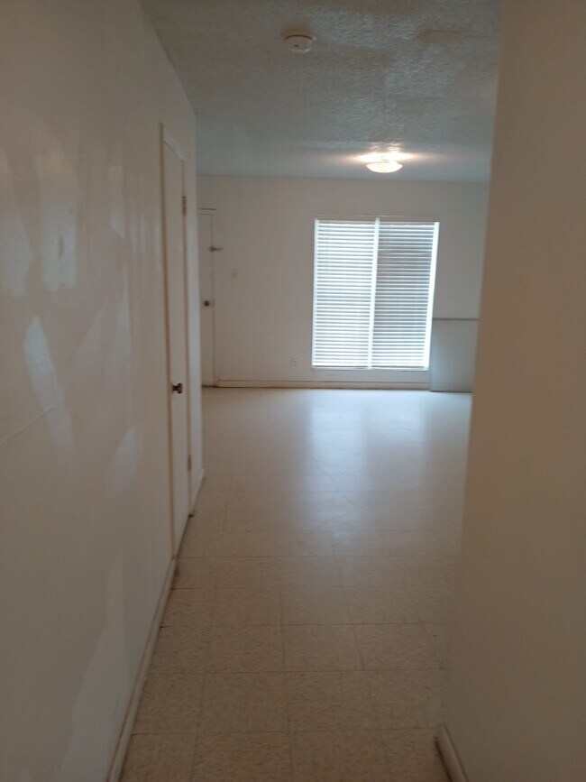 Foto del edificio - 1300 N Walnut Ave