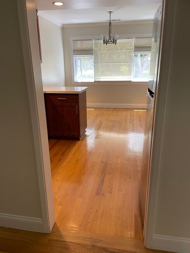 Cocina con zona de comedor cerca de la ventana. - 2335 Sharon Rd