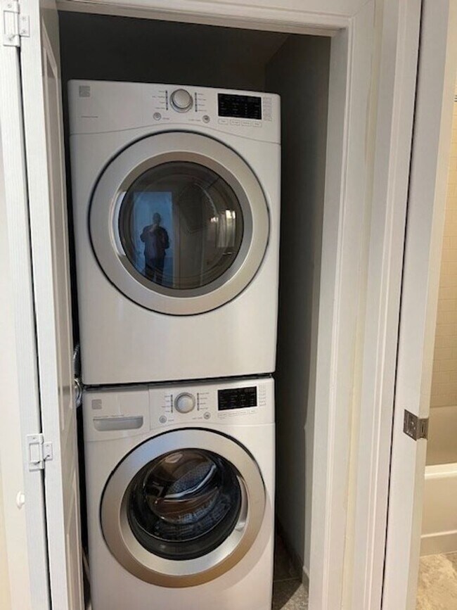 Building Photo - Luxury 2-bed Condo