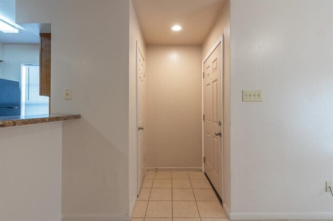 Building Photo - 14600 Fonmeadow Dr